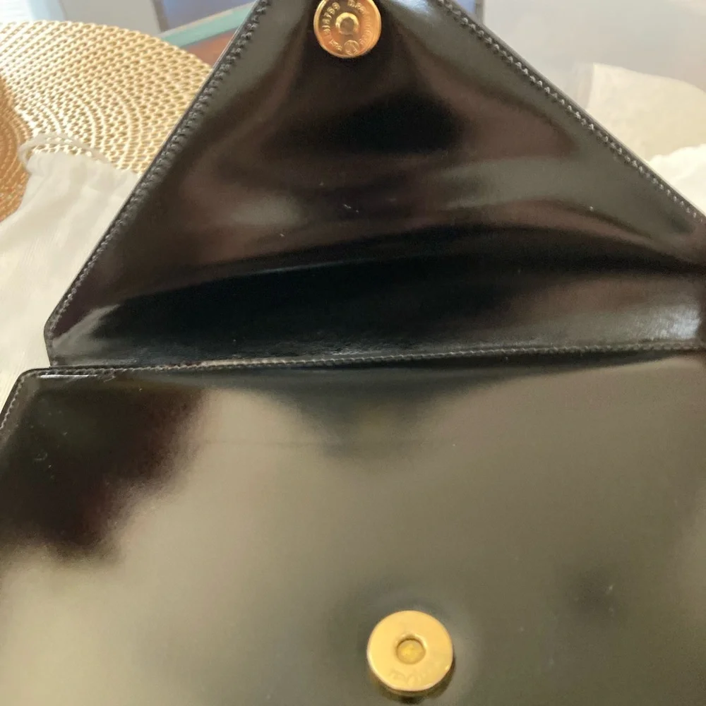 Pre-Loved Authentic Moschino Redwall Black Gold Heart Leather Envelope Clutch - Picture 6 of 9